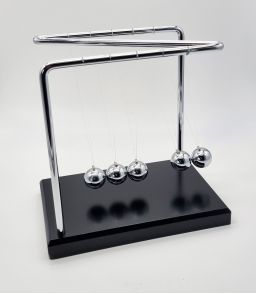 PENDULE DE NEWTON SOCLE BOIS