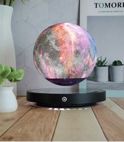 GLOBE GALAXIE EN LEVITATION SUR BASE NOIRE